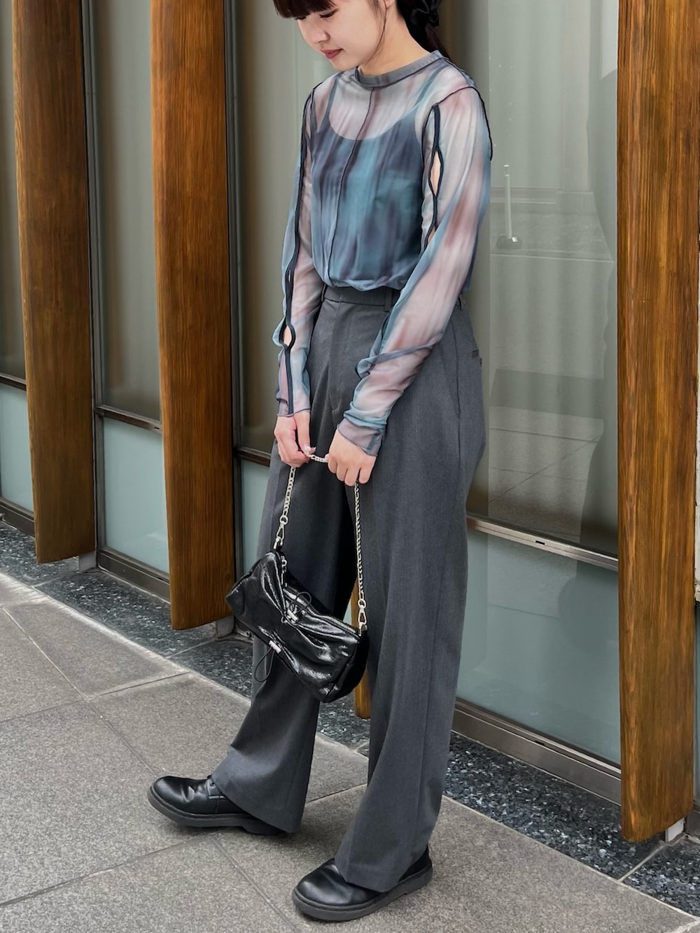 ブルー系のTシャツ/カットソーを着用したレディースの夏コーディネートの2枚目の写真