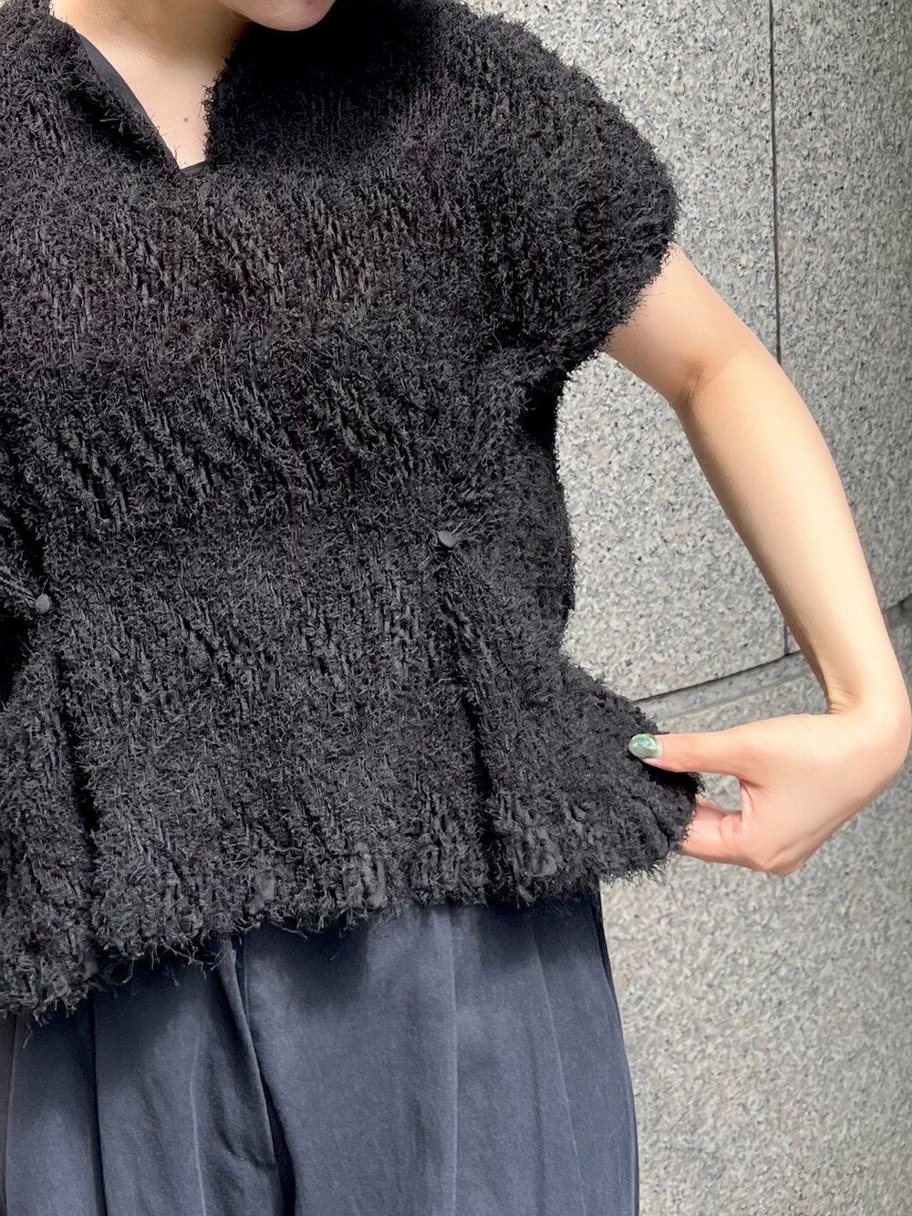 ブルー系のスラックス、ブラック系のシャツ/ブラウスを着用したレディースの夏コーディネートの3枚目の写真