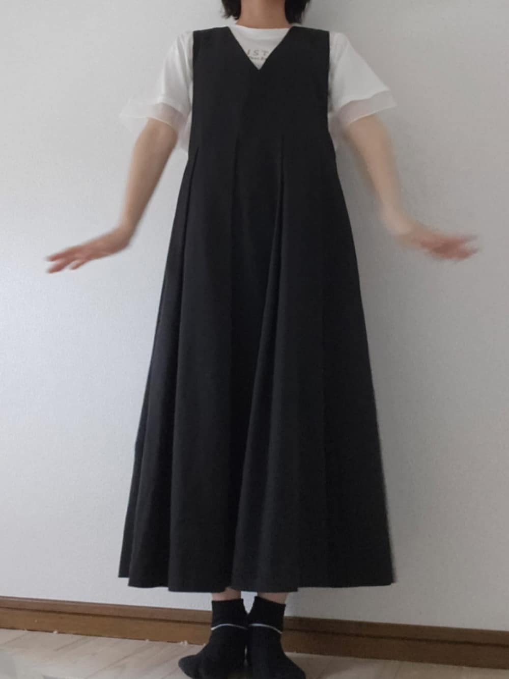 ブラック系のワンピース、ブルー系のカーディガン/ボレロ、ホワイト系のTシャツ/カットソーを着用したレディースの夏コーディネートの2枚目の写真