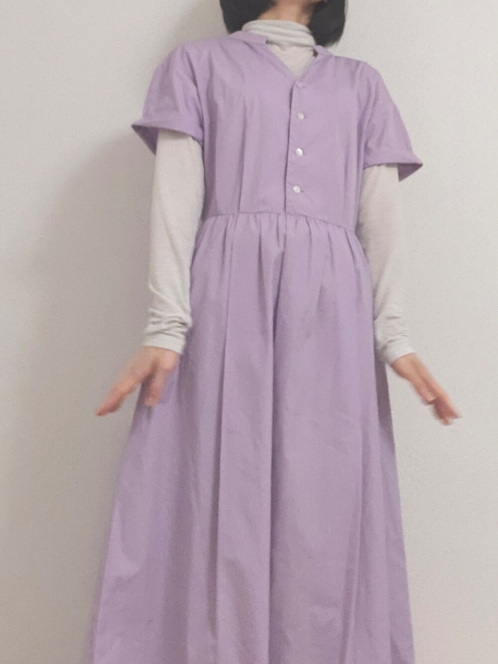 パープル系のワンピース、ブルー系のデニムジャケット、ホワイト系のシャツ/ブラウスを着用したレディースの春コーディネートの2枚目の写真