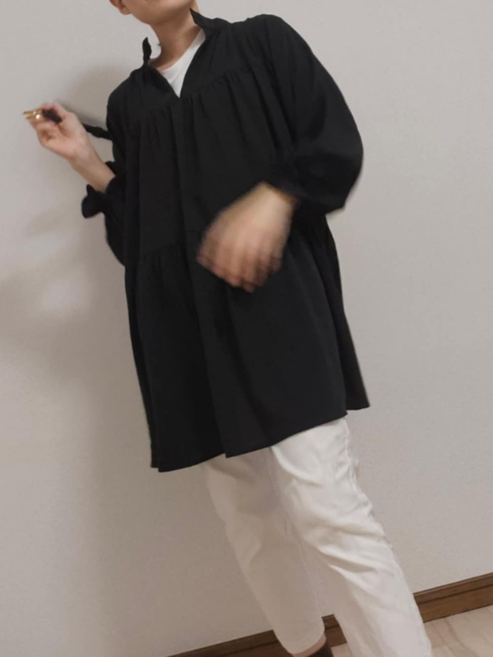 ホワイト系のパンツ、ブラック系のワンピース、ホワイト系のTシャツ/カットソーを着用したレディースの秋コーディネートの2枚目の写真