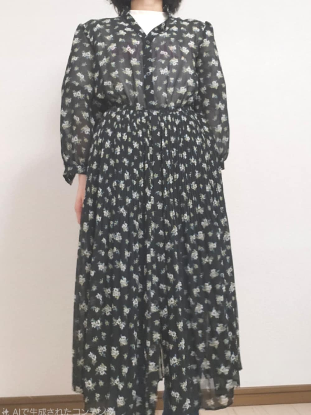 ブラック系のワンピース、ブルー系のデニムパンツ、ホワイト系のTシャツ/カットソーを着用したレディースの春コーディネートの2枚目の写真