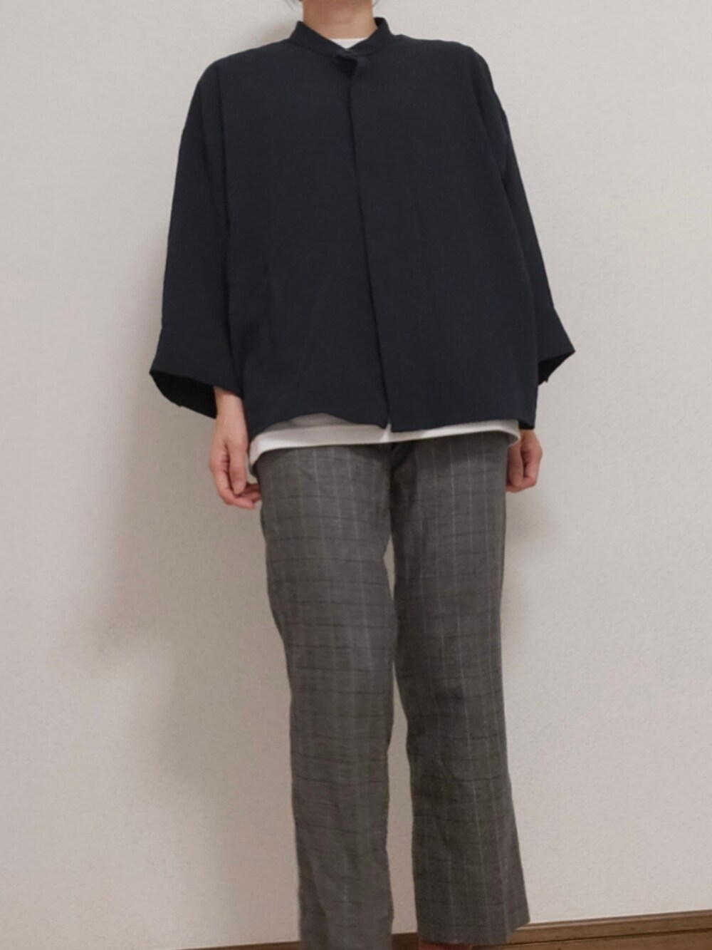 ブルー系のシャツ/ブラウス、ホワイト系のTシャツ/カットソー、グレー系のパンツを着用したレディースの秋コーディネートの2枚目の写真