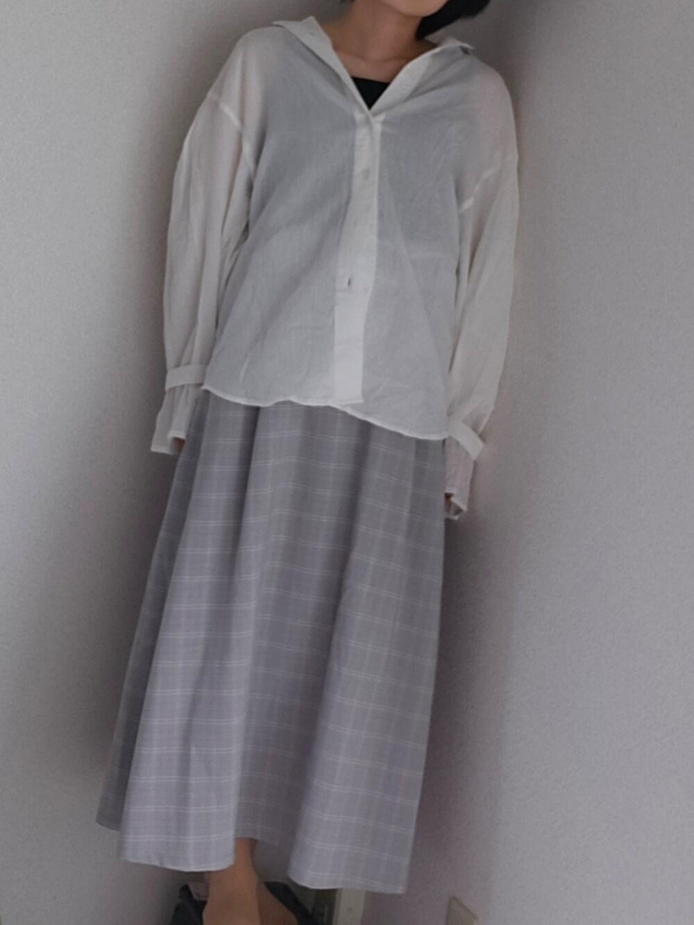 グレー系のジャンパースカート、ホワイト系のシャツ/ブラウスを着用したレディースの春コーディネートの3枚目の写真