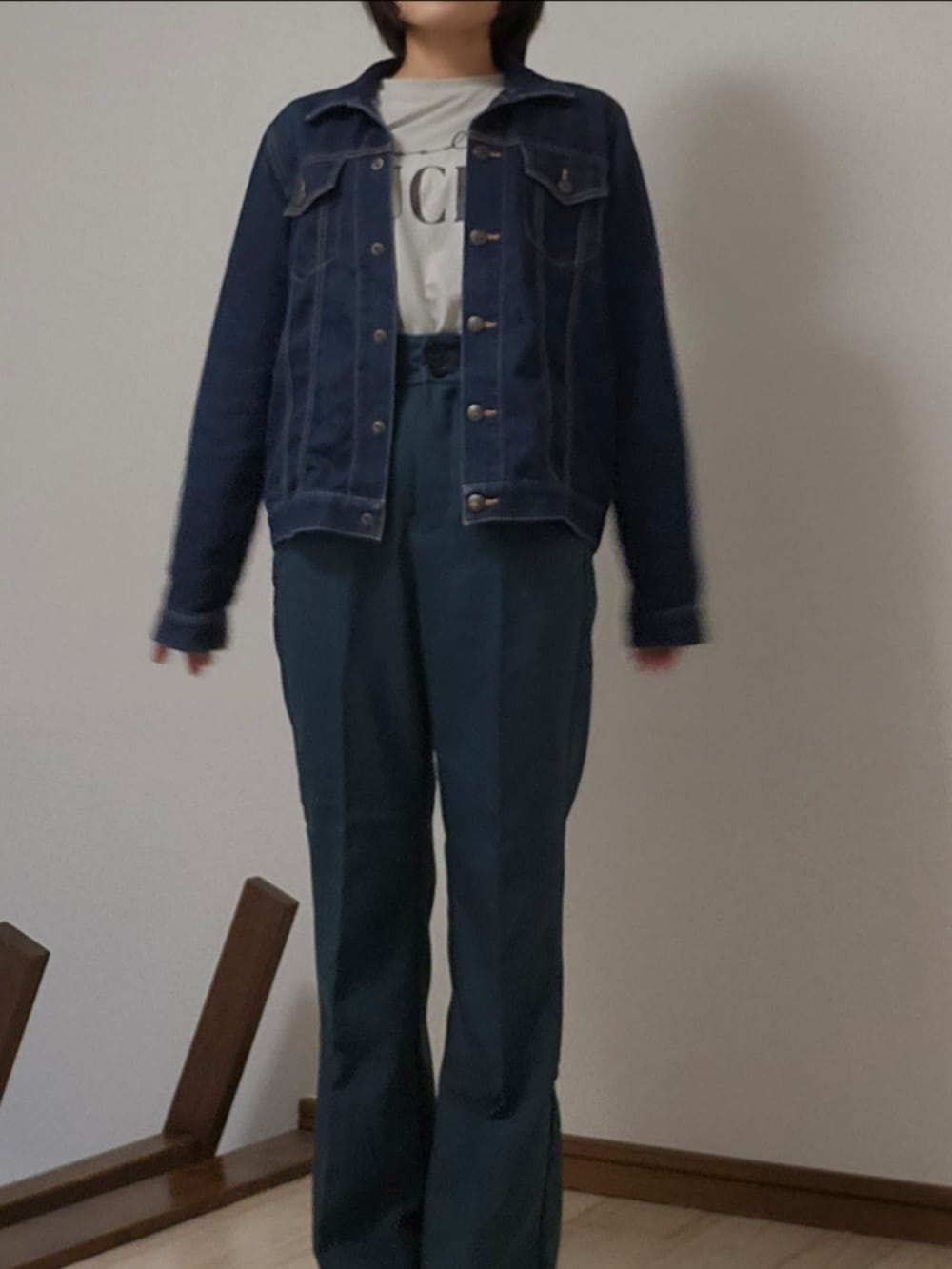 グリーン系のパンツ、ブルー系のデニムジャケット、グレー系のTシャツ/カットソーを着用したレディースの春コーディネートの2枚目の写真