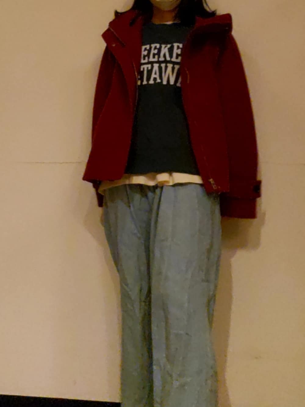 ブルー系のスウェット、ブルー系のデニムパンツ、ホワイト系のニット/セーターを着用したレディースの冬コーディネートの2枚目の写真