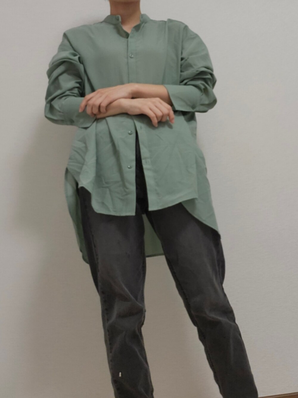 グレー系のデニムパンツ、ブラウン系のベスト、グリーン系のシャツ/ブラウスを着用したレディースの秋コーディネートの2枚目の写真