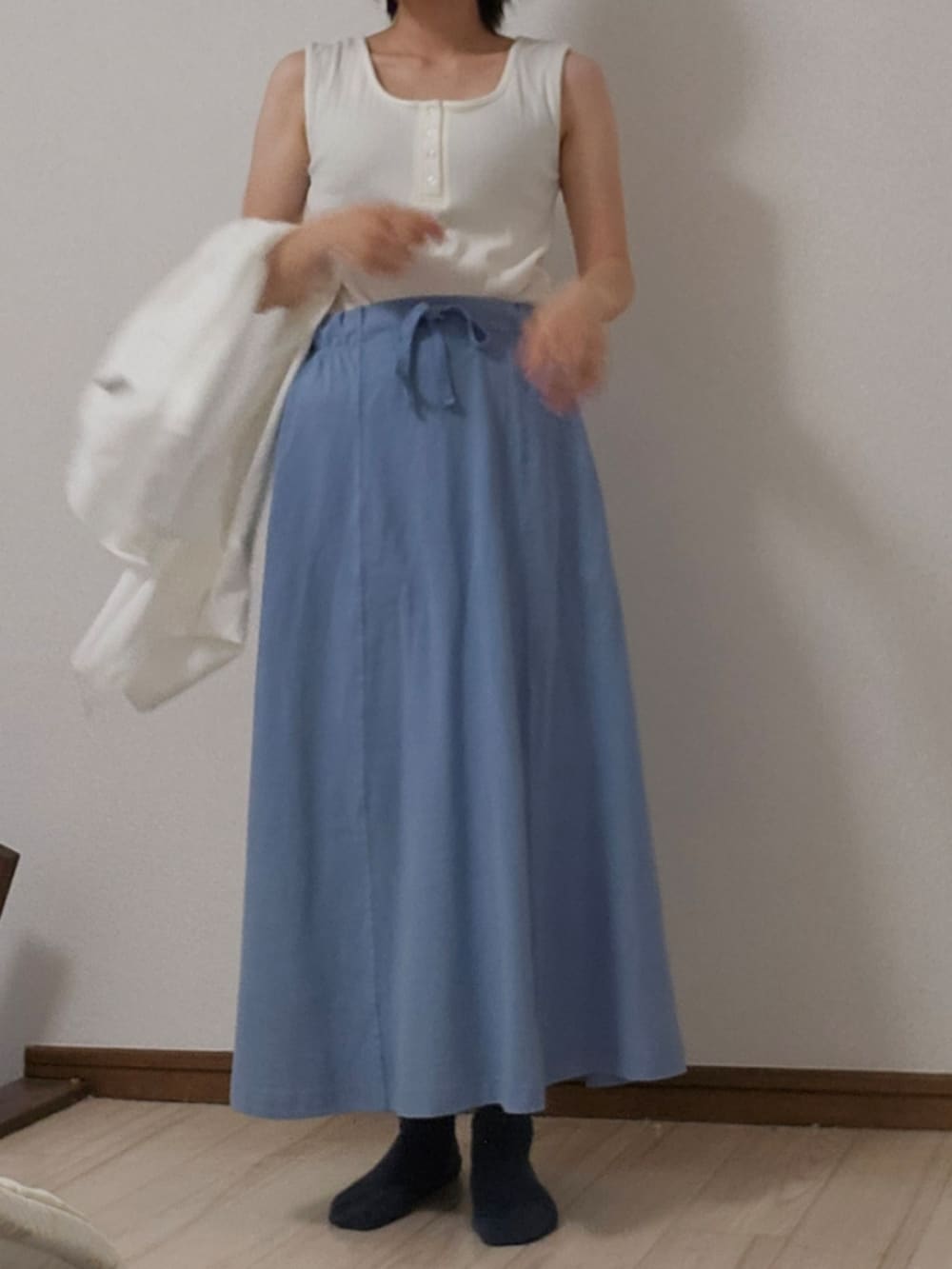 ブルー系のスカートを着用したレディースの夏コーディネートの3枚目の写真