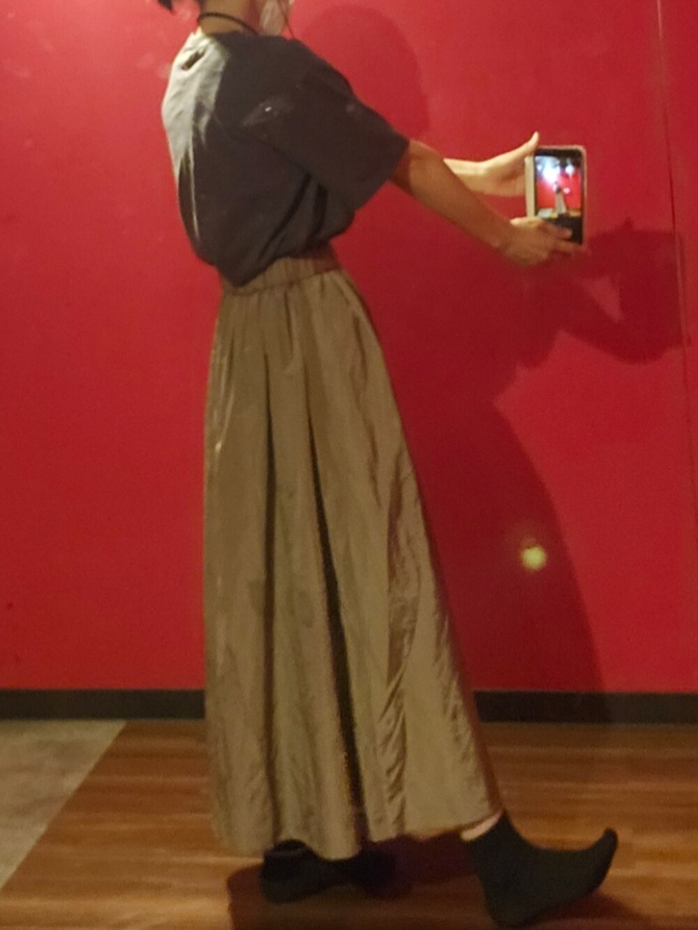 ベージュ系のスカート、ブラック系のTシャツ/カットソーを着用したレディースの夏コーディネートの2枚目の写真