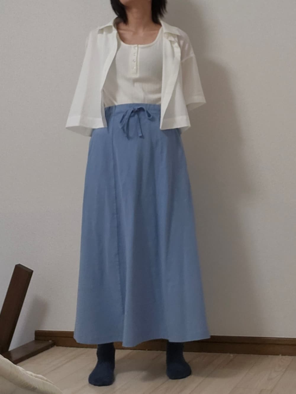 ブルー系のスカートを着用したレディースの夏コーディネートの2枚目の写真