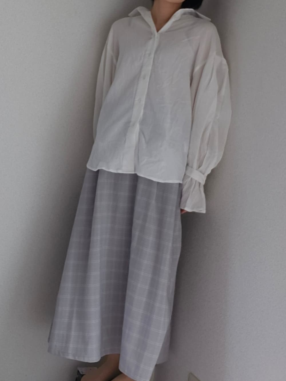 グレー系のジャンパースカート、ホワイト系のシャツ/ブラウスを着用したレディースの春コーディネートの2枚目の写真