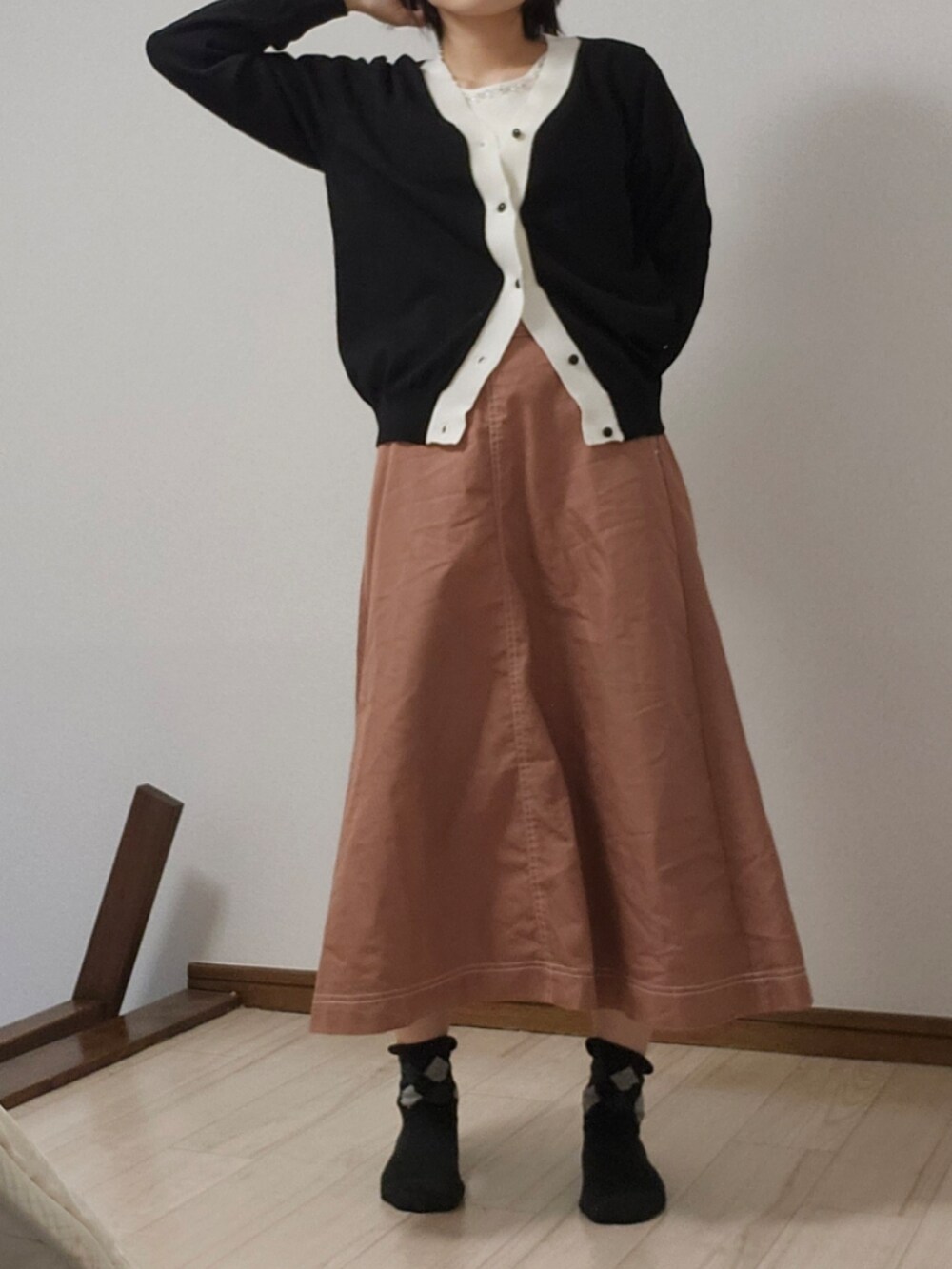 ブラウン系のスカートを着用したレディースの夏コーディネートの2枚目の写真