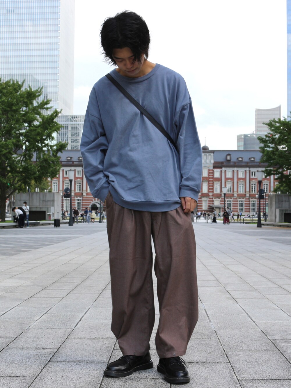 グレー系のブルゾン、ブルー系のTシャツ/カットソー、ブラウン系のその他パンツを着用したメンズの秋コーディネートの4枚目の写真