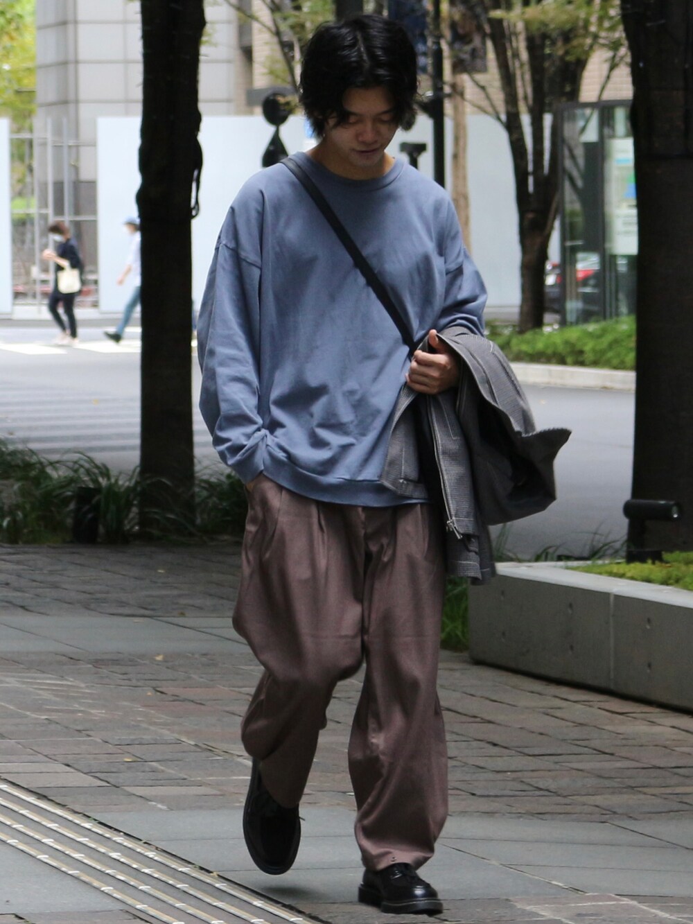 グレー系のブルゾン、ブルー系のTシャツ/カットソー、ブラウン系のその他パンツを着用したメンズの秋コーディネートの2枚目の写真