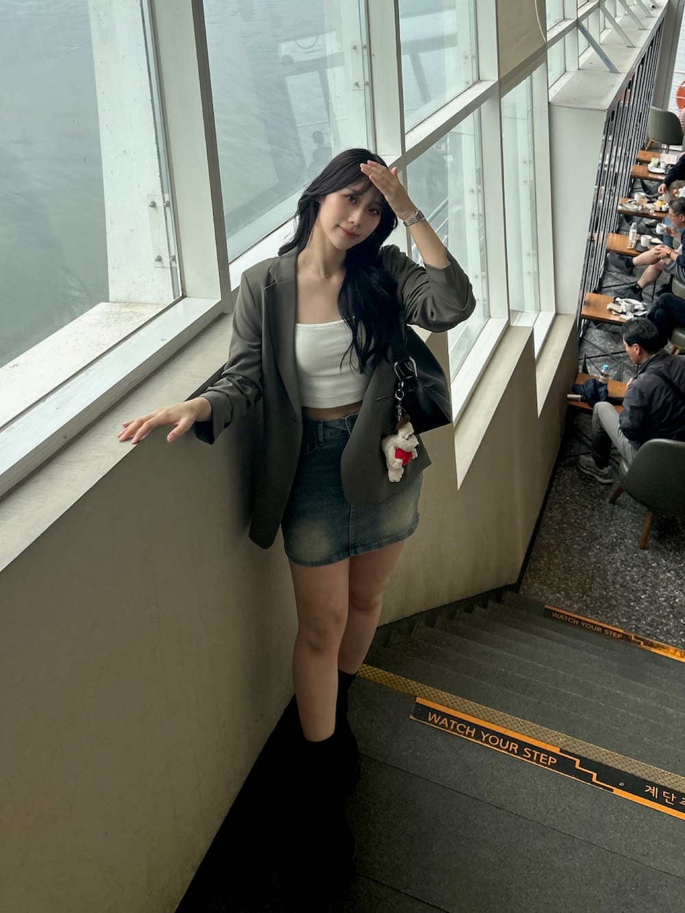 ホワイト系のキャミソール、グリーン系のジャケット/アウター、ブラック系のショルダーバッグを着用したレディースの春コーディネートの3枚目の写真