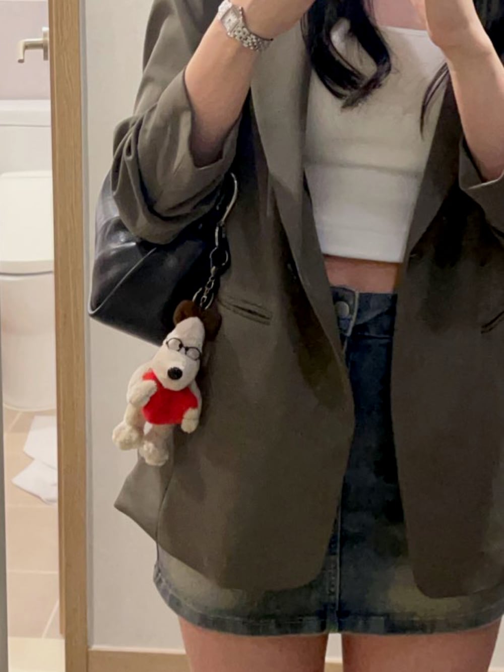 ホワイト系のキャミソール、グリーン系のジャケット/アウター、ブラック系のショルダーバッグを着用したレディースの春コーディネートの2枚目の写真