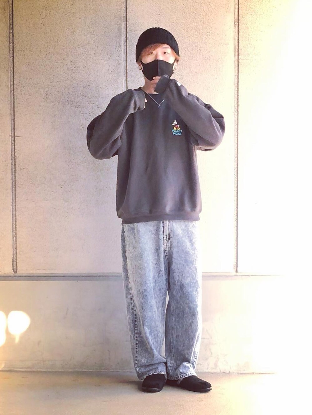 「スウェット、デニム、ストリート、プチプラ、ロゴスウェット、冬コーデ、ILL'S、Calvin Klein、CASPER JOHN、ビッグシルエット、ミッキー、いいね、save、フォローお願いします🤑」｜「Disneyの【Disney】バックプリント / ワンポイント刺繍 / ピグメント加工 プリントスウェット（スウェット、グレー系）」を使った、まーくんさん（メンズ・177cm）の冬コーディネートの3枚目の写真