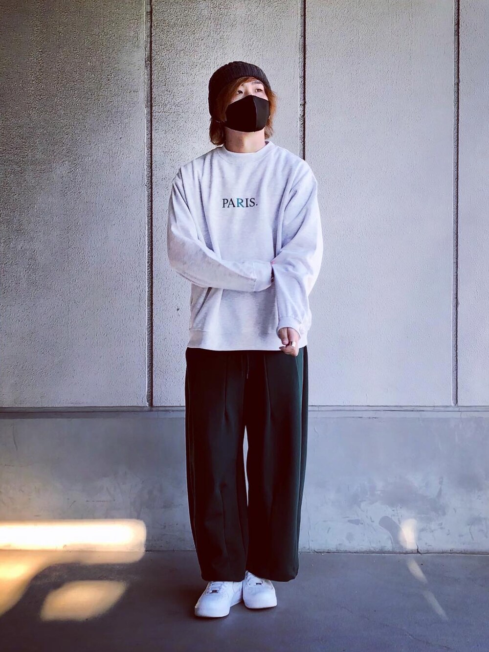 「スウェット、ロゴスウェット、スウェットパンツ、グリーン、ストリート、冬コーデ、オーバーサイズ、ビッグシルエット、ニット帽、confirm、ILL'S、NIKE、エアフォースワン、いいね、save、フォローお願いします🤑」｜「Confirmのルーズシルエット イラストバックプリント / 刺繍ロゴ プルオーバースウェット【Confirm】（スウェット、グレー系）」を使った、まーくんさん（メンズ・177cm）の秋コーディネートの5枚目の写真