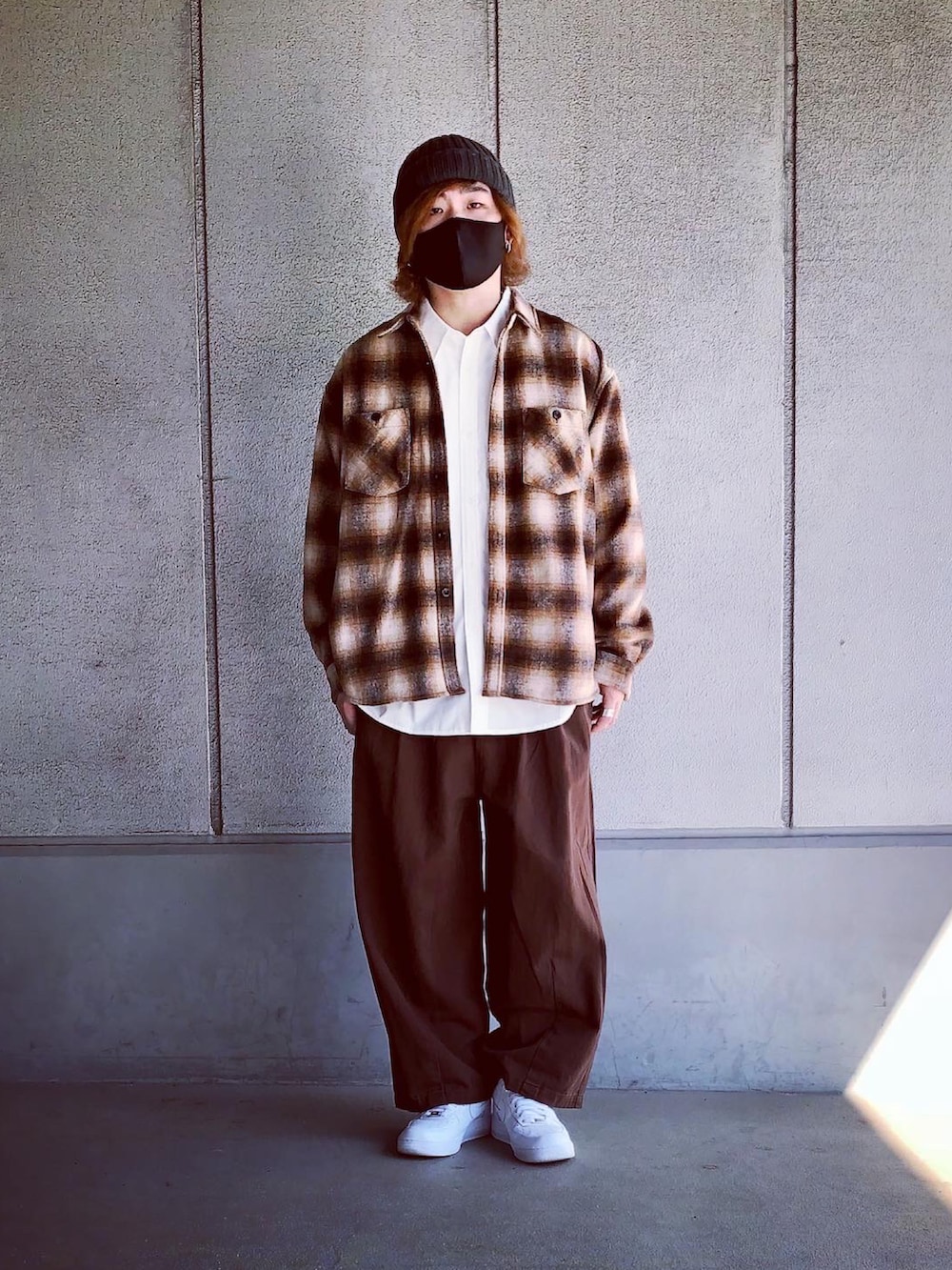 「シャツ、ジャケット、ワイドパンツ、ブラウン、ワントーンコーデ、大人カジュアル、ストリート、ニット帽、プチプラ、confirm、ILL'S、NIKE、エアフォースワン、いいね、save、フォローお願いします🤑」｜「Confirmのルーズベーシックシャツ【Confirm】（シャツ/ブラウス、ホワイト系）」を使った、まーくんさん（メンズ・177cm）の秋コーディネートの2枚目の写真