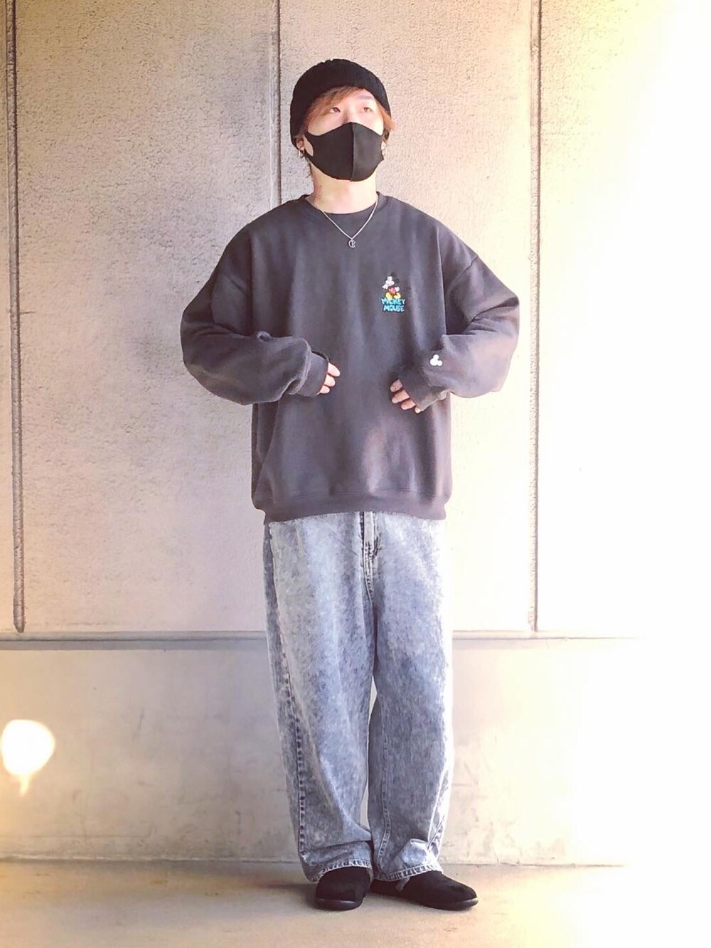 「スウェット、デニム、ストリート、プチプラ、ロゴスウェット、冬コーデ、ILL'S、Calvin Klein、CASPER JOHN、ビッグシルエット、ミッキー、いいね、save、フォローお願いします🤑」｜「Disneyの【Disney】バックプリント / ワンポイント刺繍 / ピグメント加工 プリントスウェット（スウェット、グレー系）」を使った、まーくんさん（メンズ・177cm）の冬コーディネートの2枚目の写真