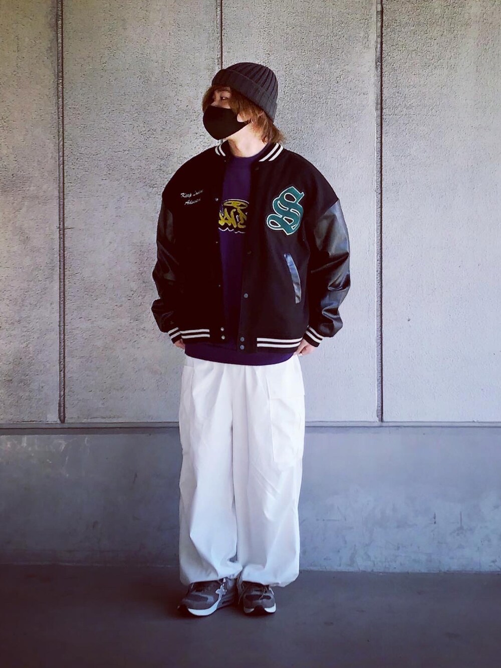 パープル系のスウェット、ブラック系のスタジャン、ホワイト系のカーゴパンツを着用したメンズの秋コーディネートの2枚目の写真