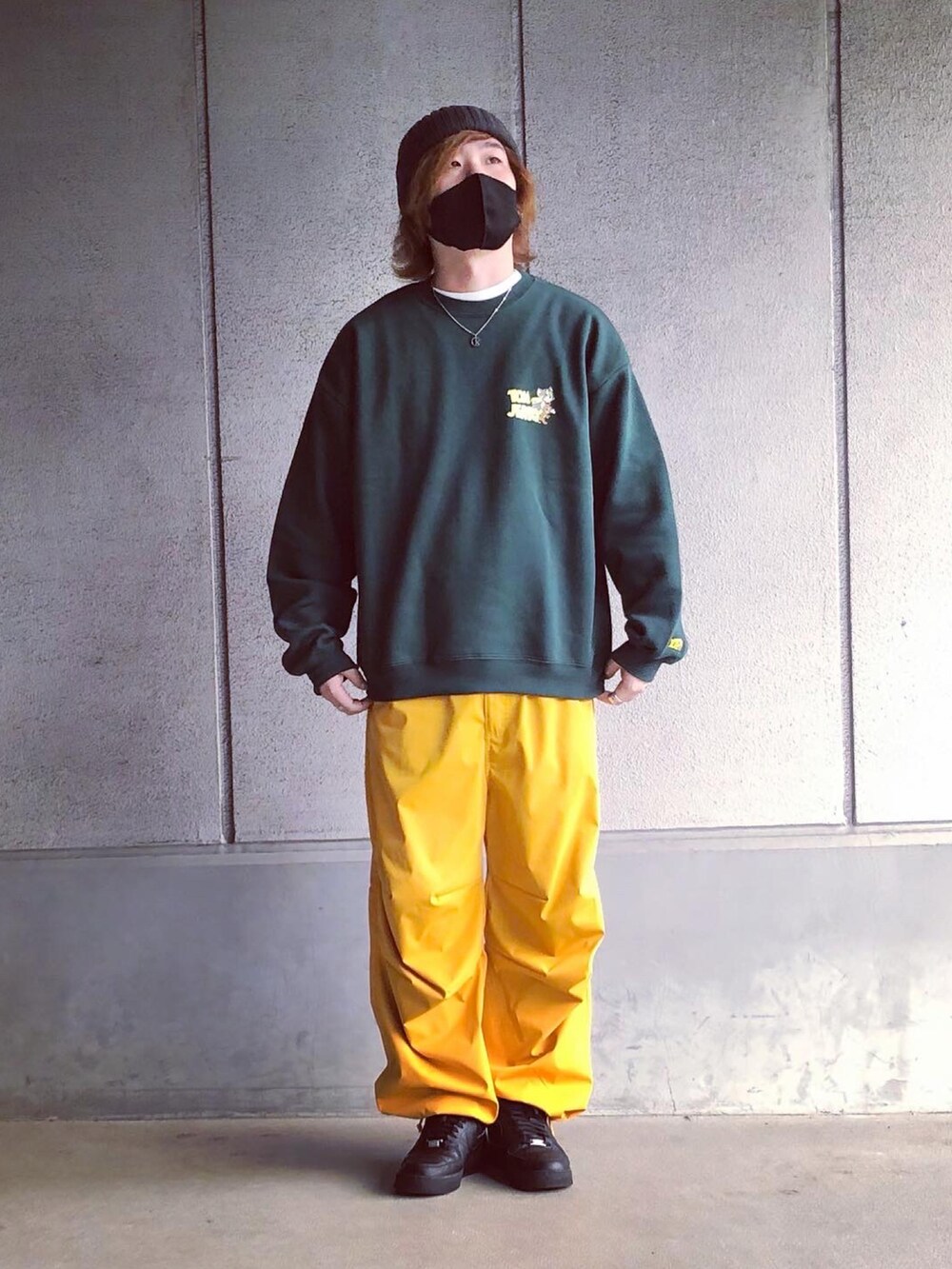 「ロゴスウェット、カーゴパンツ、スニーカー、冬コーデ、ストリート、休日スタイル、プチプラ、マイベストコーデ2022、confirm、ILL'S、NIKE、エアフォースワン、いいね、save、フォローお願いします🤑」｜「トムとジェリーのアイテム（スウェット、グリーン系）」を使った、まーくんさん（メンズ・177cm）の冬コーディネートの3枚目の写真