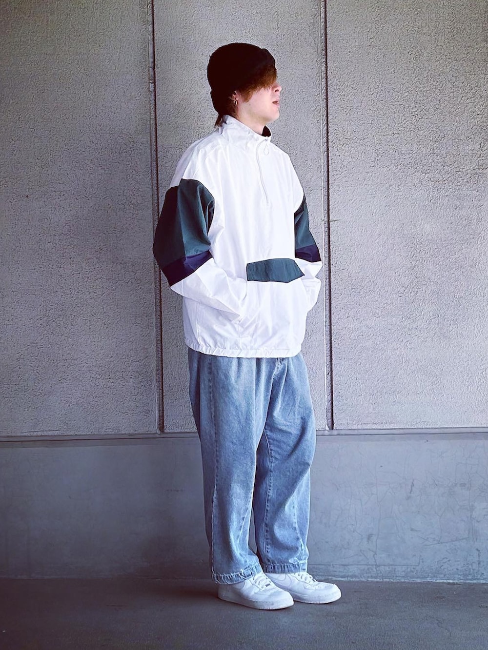 「ハーフジップ、ジャケット、春色、スニーカー、ビッグシルエット、ストリート、シンプルコーデ、春アウター、confirm、ILL'S、NIKE」｜「ILL'Sの23SS ビッグシルエット トラックジャケット ハーフジップアノラックプルオーバー 【ILL'S】（ナイロンジャケット、ホワイト系）」を使った、まーくんさん（メンズ・177cm）の冬コーディネートの2枚目の写真