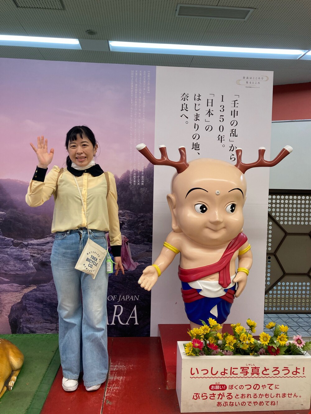 ブルー系のデニムパンツ、ホワイト系のスニーカーを着用したレディースの春コーディネートの2枚目の写真