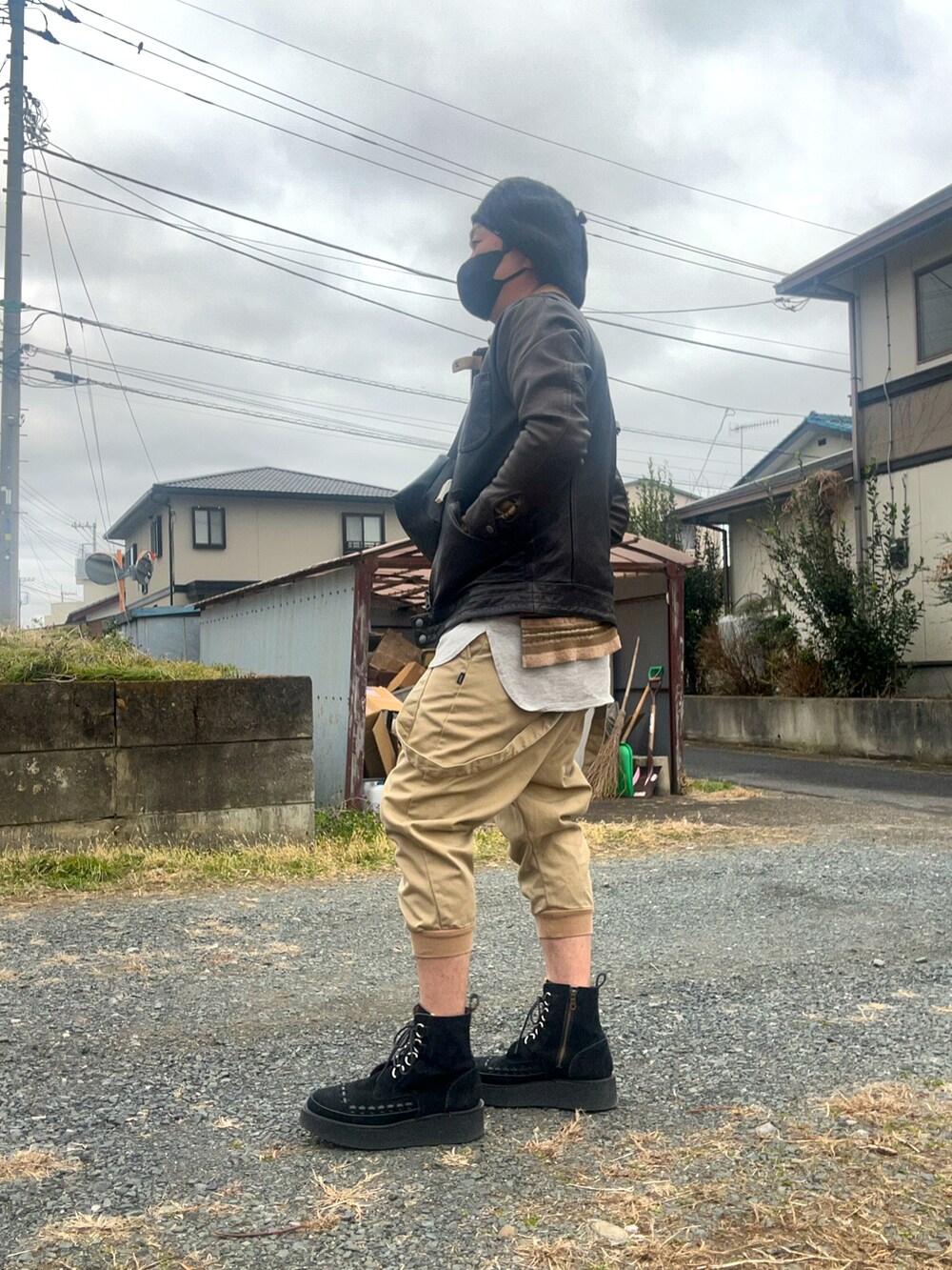 その他のライダースジャケット、ベージュ系のパンツ、ブラック系のブーツを着用したメンズの冬コーディネートの2枚目の写真