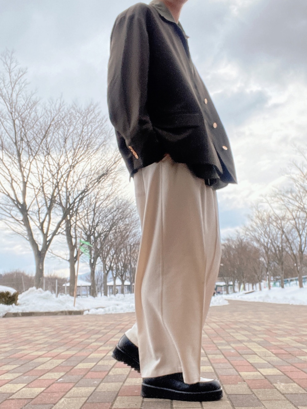 グリーン系のシャツ/ブラウス、グリーン系のノーカラージャケット、ブラック系のドレスシューズを着用したメンズの冬コーディネートの2枚目の写真