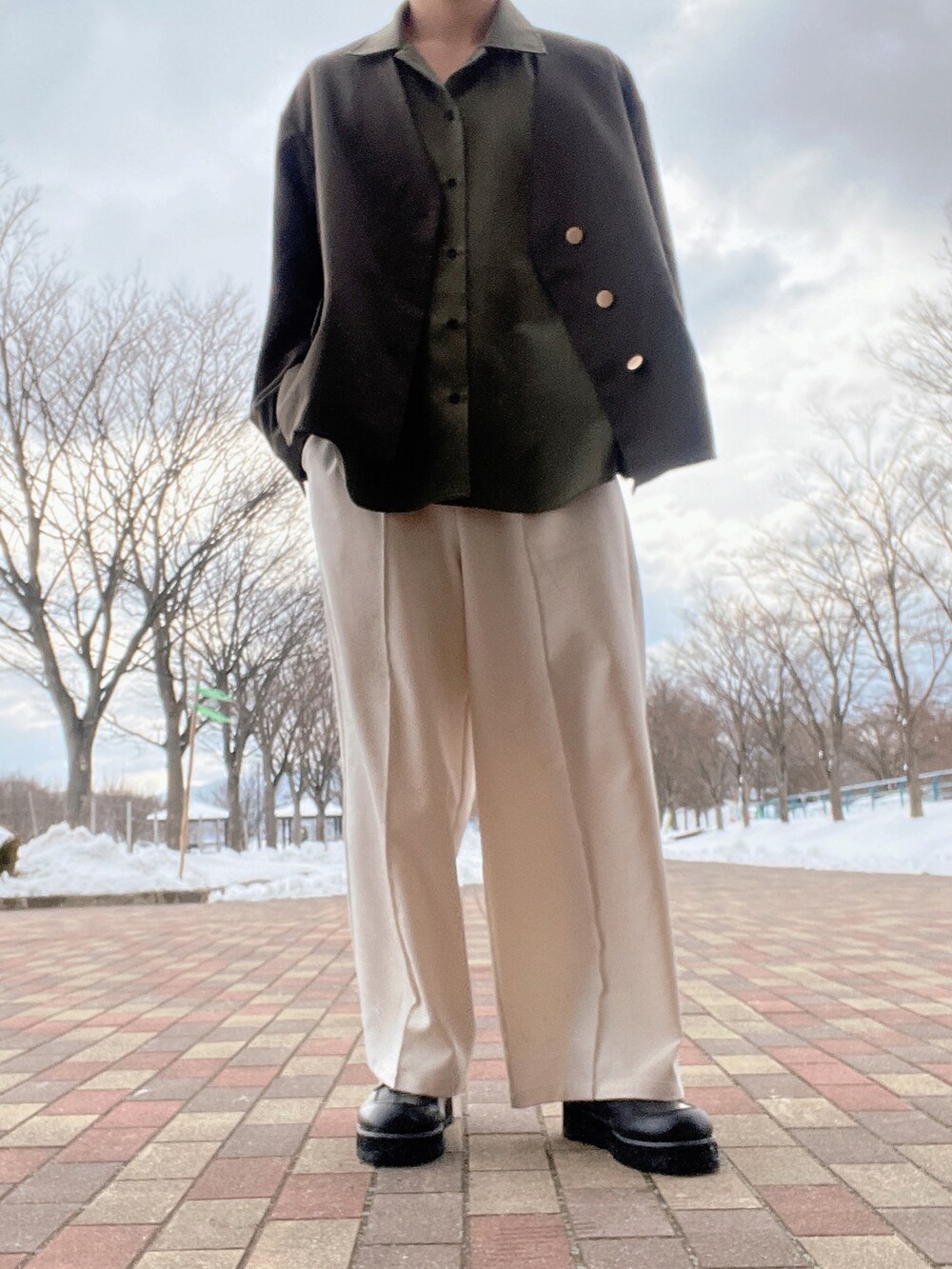 グリーン系のシャツ/ブラウス、グリーン系のノーカラージャケット、ブラック系のドレスシューズを着用したメンズの冬コーディネートの3枚目の写真