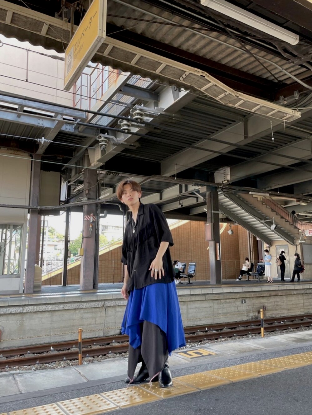 ブラック系のシャツ/ブラウス、ブルー系のスカート、ブラック系のブーツを着用したメンズの夏コーディネートの2枚目の写真