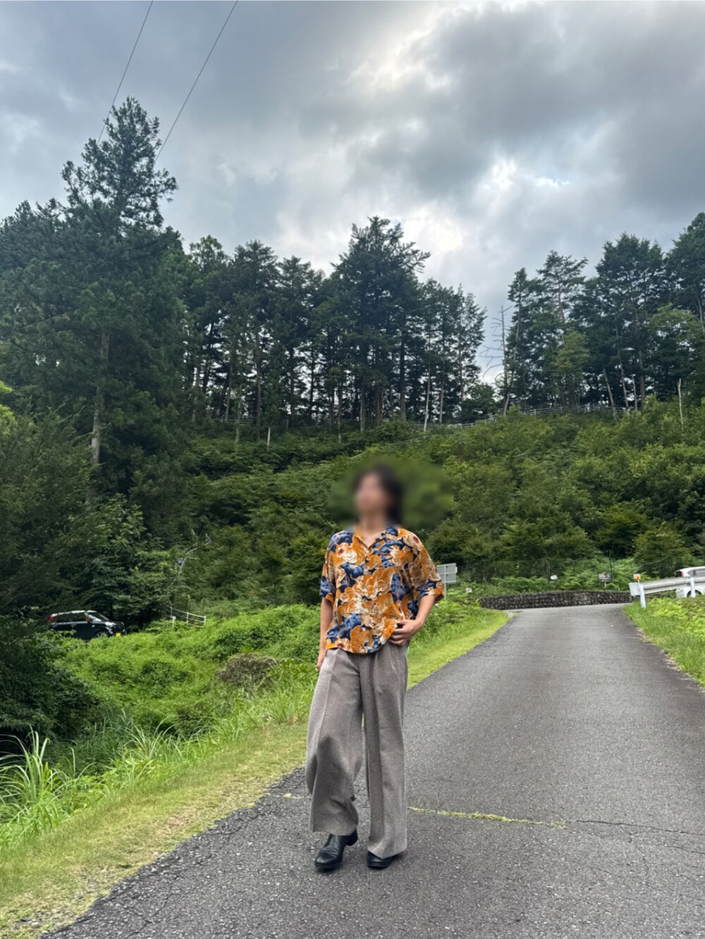 オレンジ系のシャツ/ブラウス、ベージュ系のパンツ、ブラック系のブーツを着用したメンズの夏コーディネートの2枚目の写真