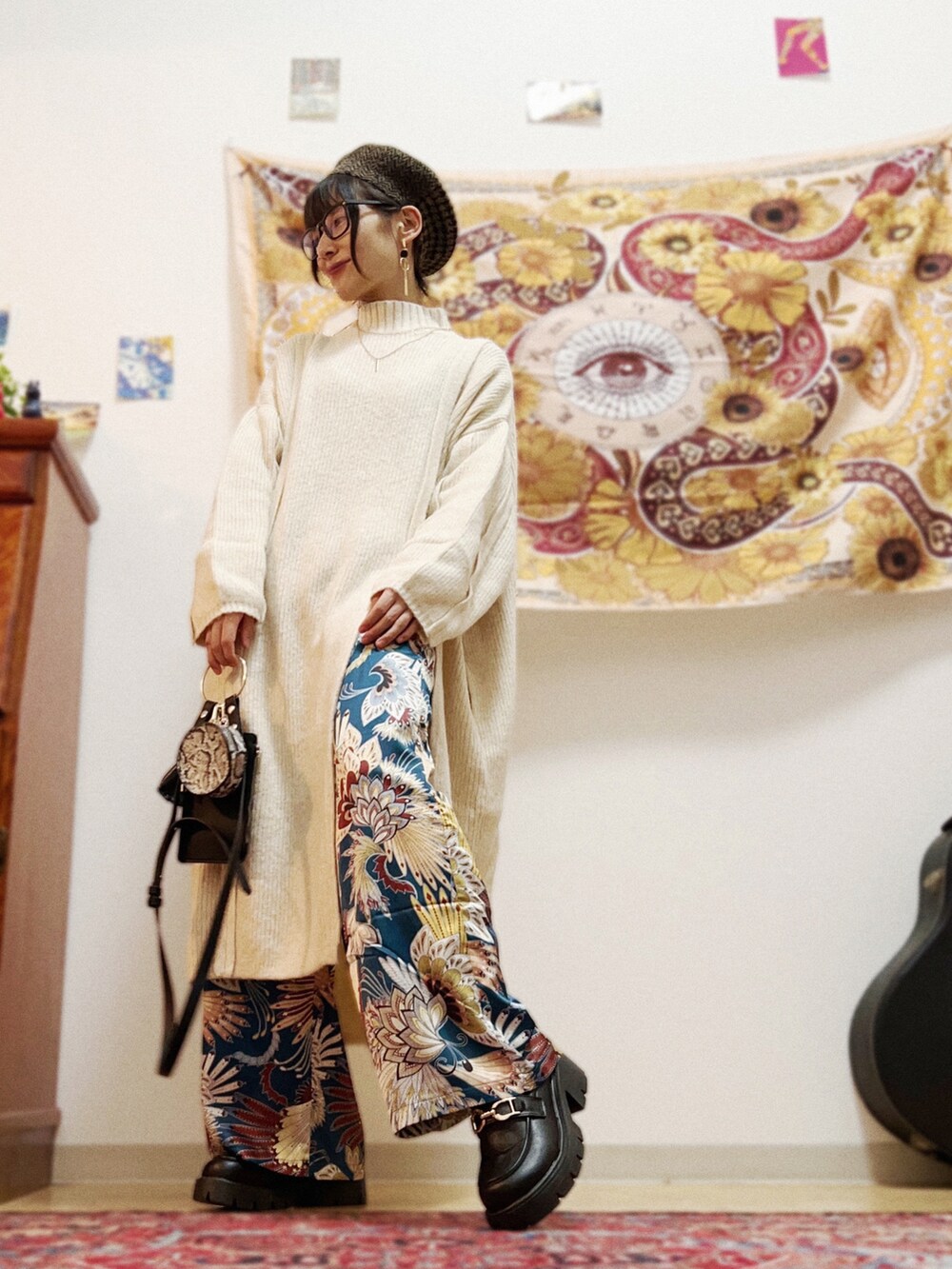 ベージュ系のトレンチコート、ブラック系のローファー、ブルー系のその他パンツを着用したレディースの秋コーディネートの2枚目の写真