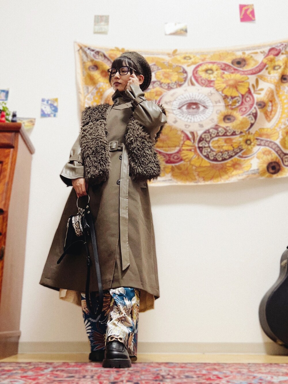 ベージュ系のトレンチコート、ブラック系のローファー、ブルー系のその他パンツを着用したレディースの秋コーディネートの3枚目の写真