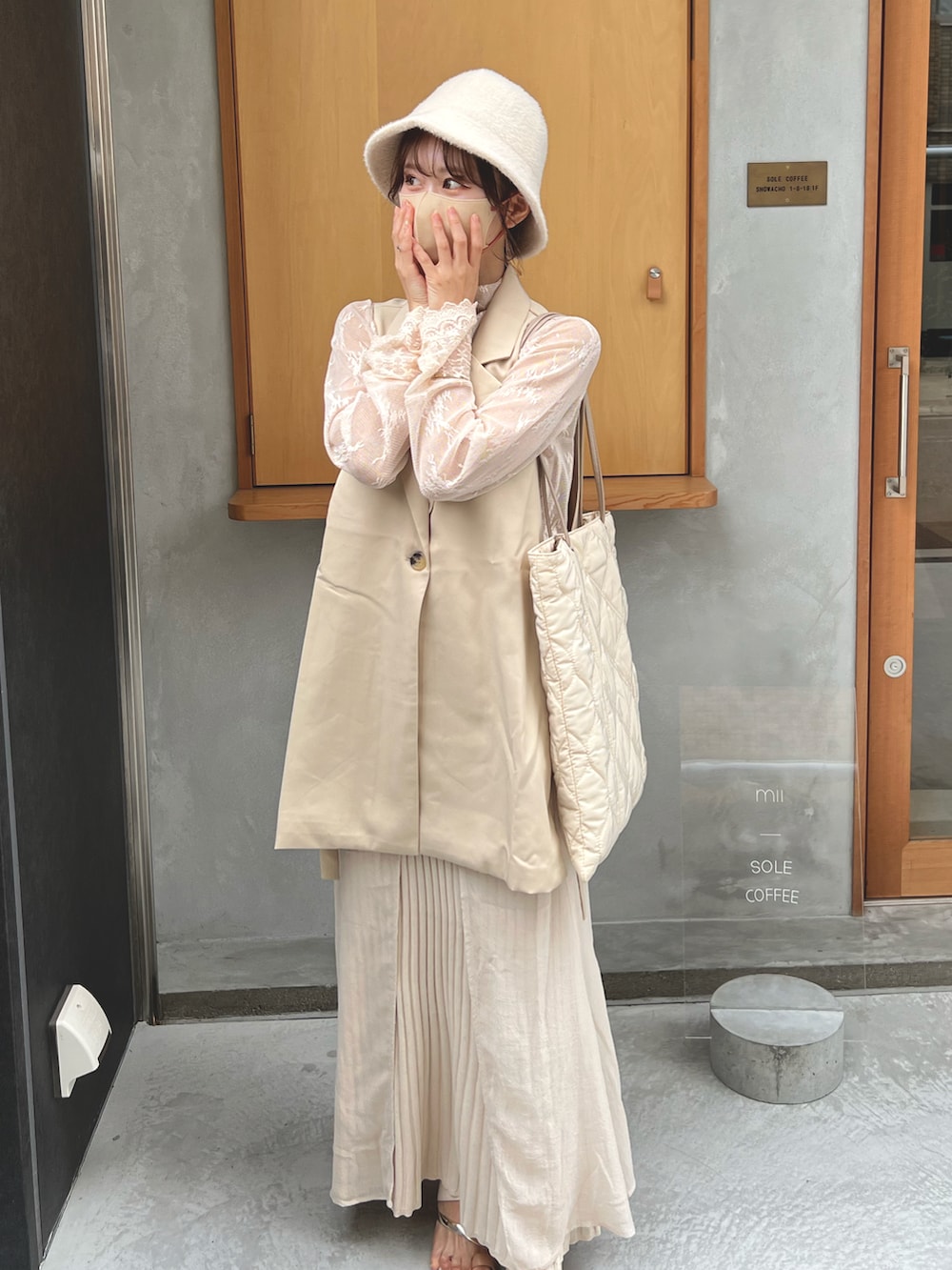 ベージュ系のジャケット/アウター、ホワイト系のシャツ/ブラウス、ホワイト系のスカートを着用したレディースの秋コーディネートの2枚目の写真