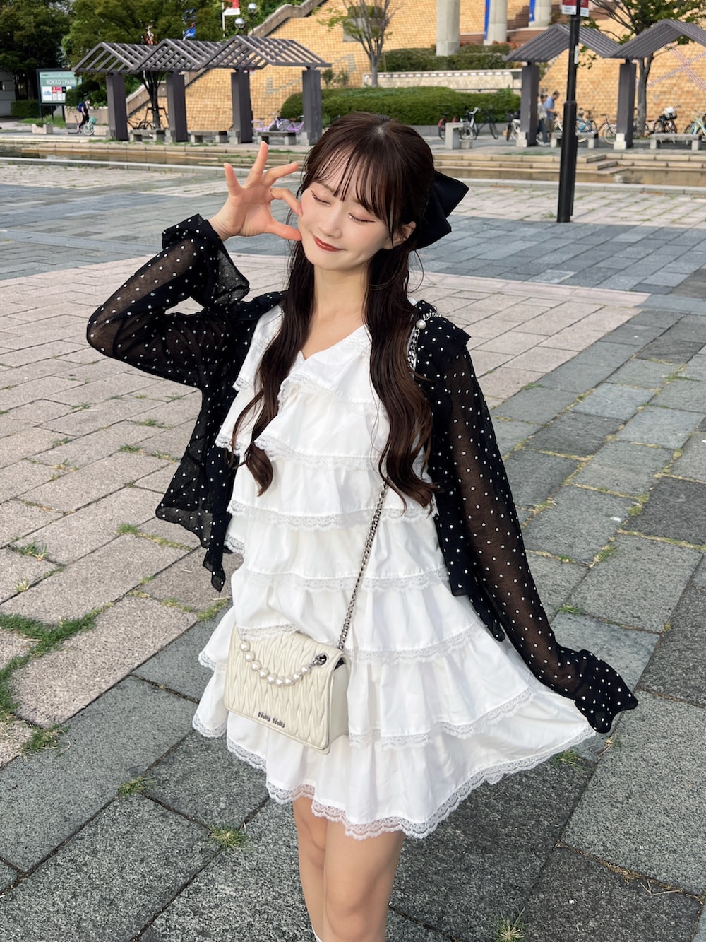 ブラック系のカーディガン/ボレロを着用したレディースの秋コーディネートの2枚目の写真