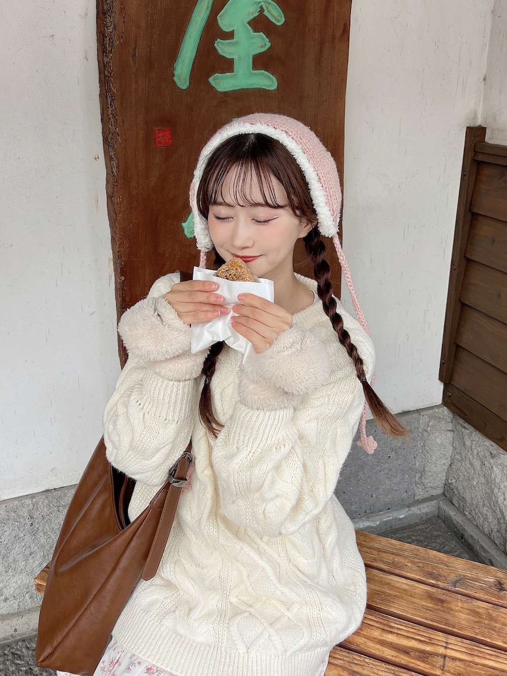 ホワイト系のニット/セーター、ホワイト系のワンピースを着用したレディースの秋コーディネートの2枚目の写真