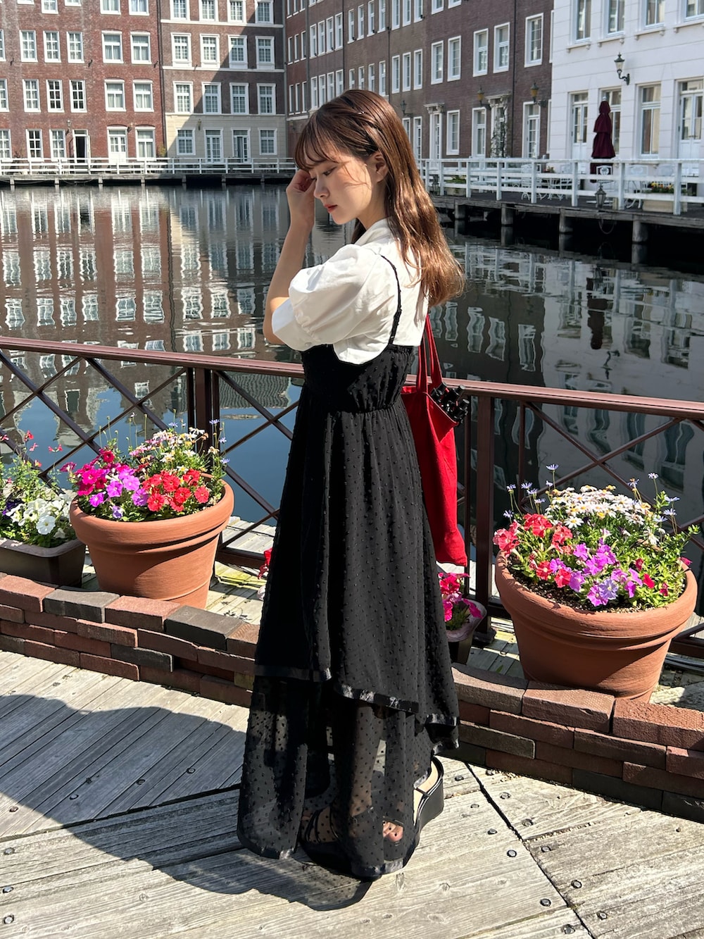 ブラック系のシャツ/ブラウス、ブラック系のワンピースを着用したレディースの夏コーディネートの3枚目の写真