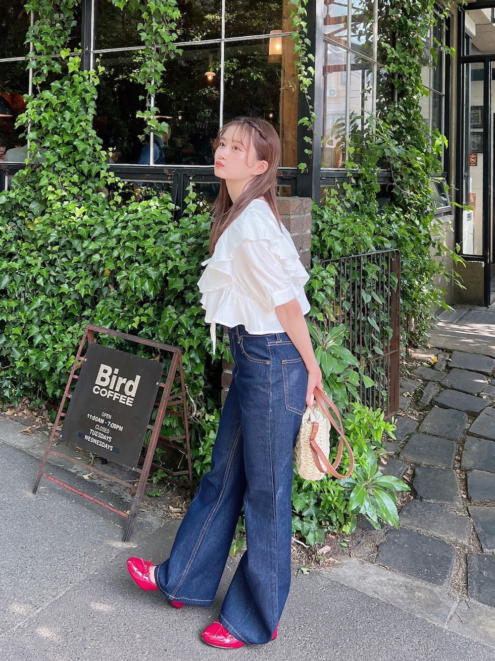 「休日コーデ、ラクチンコーデ、大人コーデ、オトナカジュアル、パンツスタイル、バレーシューズ、GRL」｜「GRLのアイテム（シャツ/ブラウス、ホワイト系）」を使った、あかちゃす🍎あざとお洋服さん（レディース・153cm）の春コーディネートの2枚目の写真