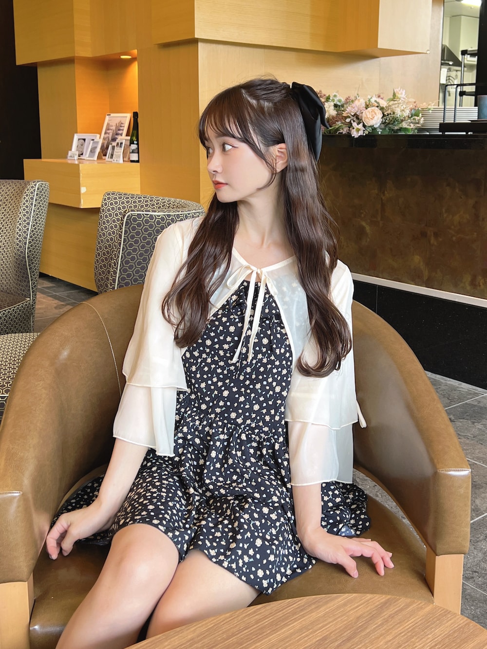 イエロー系のカーディガン/ボレロを着用したレディースの夏コーディネートの3枚目の写真