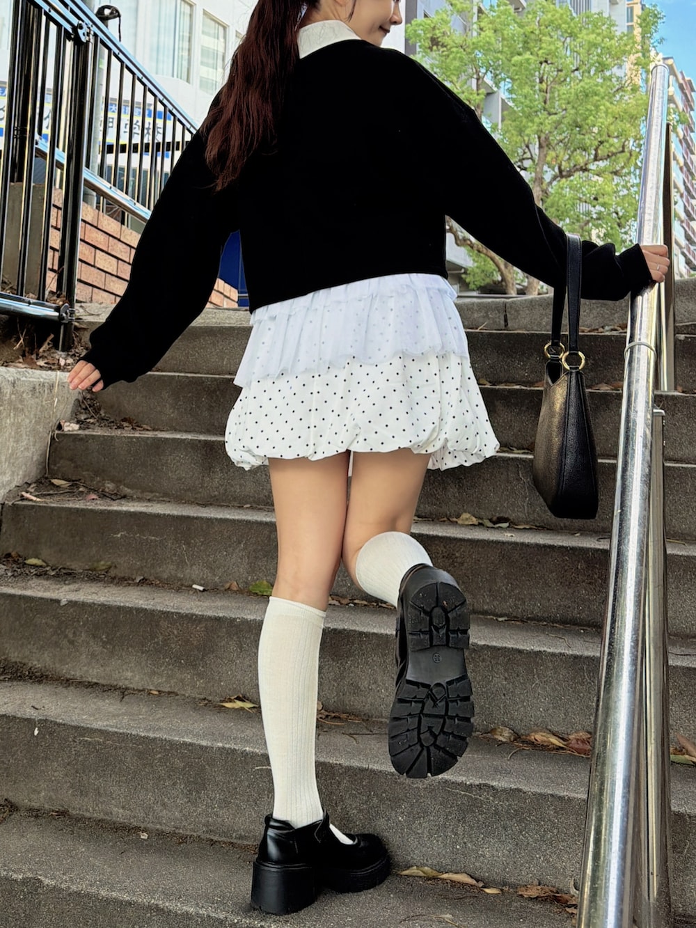 ブラック系のスウェットを着用したレディースの秋コーディネートの3枚目の写真