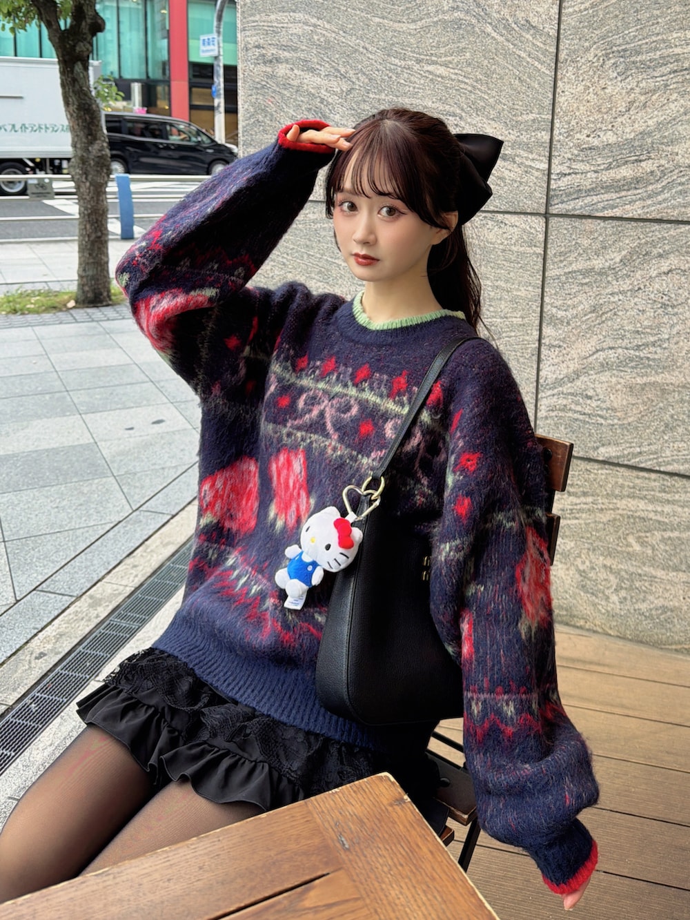 ブルー系のニット/セーターを着用したレディースの秋コーディネートの2枚目の写真