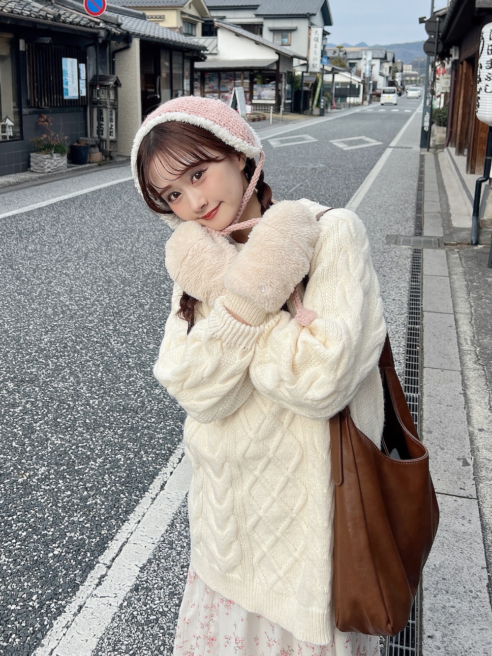 ホワイト系のニット/セーター、ホワイト系のワンピースを着用したレディースの秋コーディネートの3枚目の写真