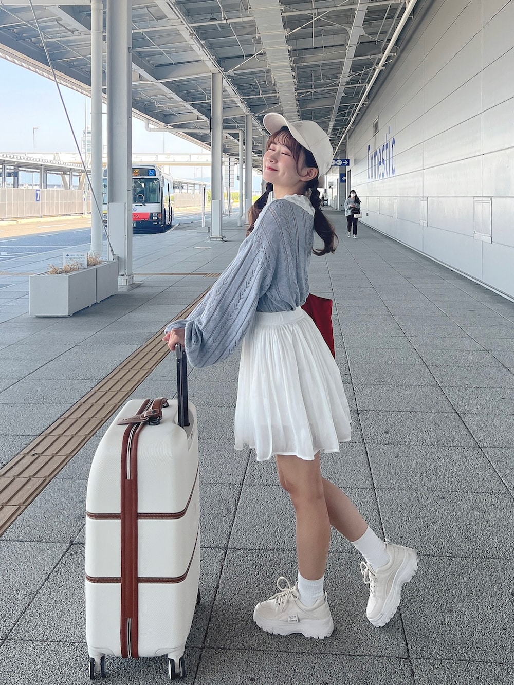 「スニーカー、スニーカーコーデ、空港、春夏コーデ、お出かけコーデ、初夏コーデ、低身長、ガーリー」｜「GRLのアイテム（スカート、ホワイト系）」を使った、あかちゃす🍎あざとお洋服さん（レディース・153cm）の春コーディネートの3枚目の写真