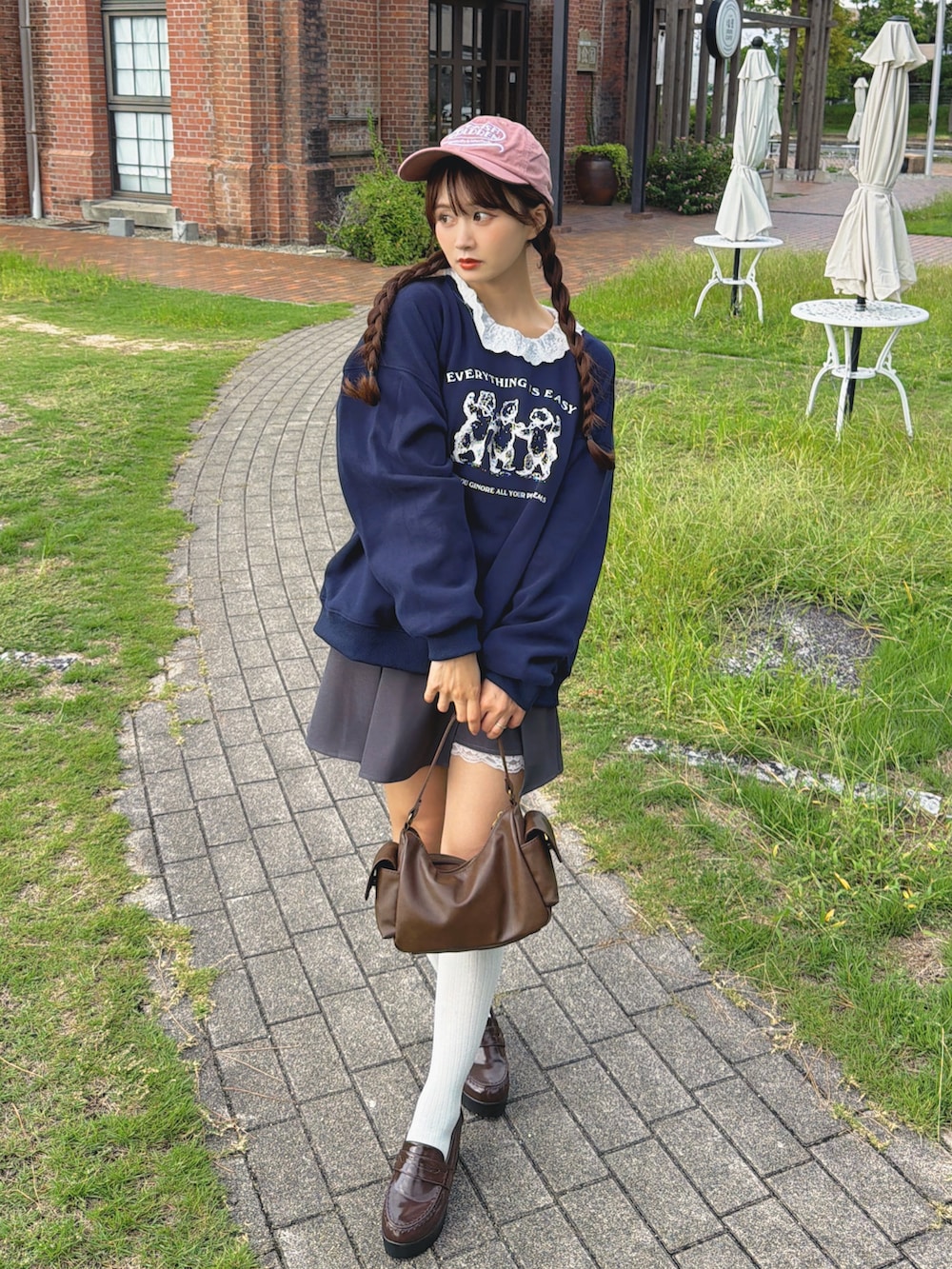 グレー系のスカートを着用したレディースの秋コーディネートの2枚目の写真