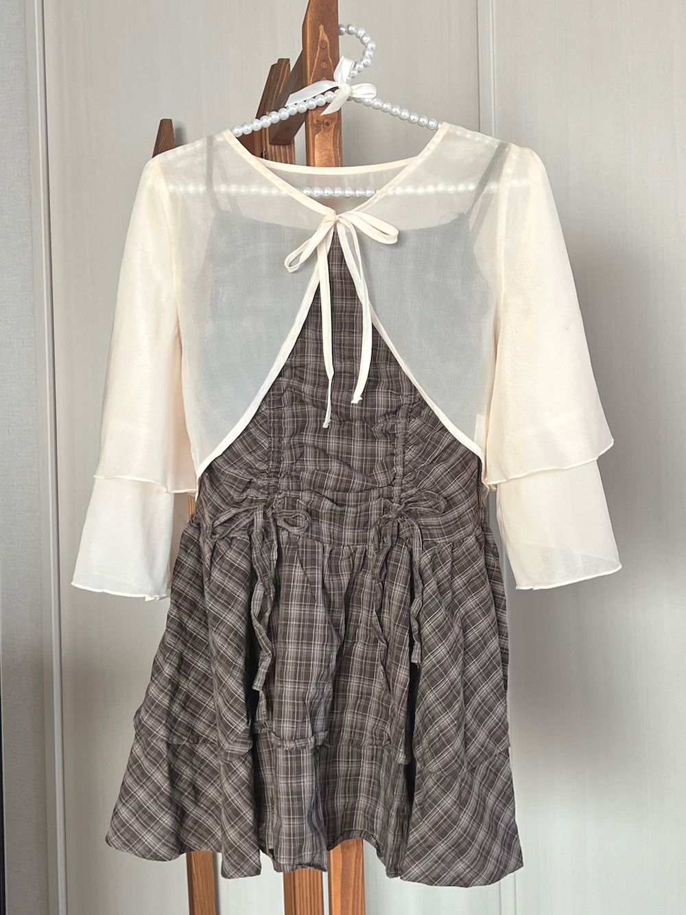 イエロー系のカーディガン/ボレロを着用したレディースの夏コーディネートの4枚目の写真