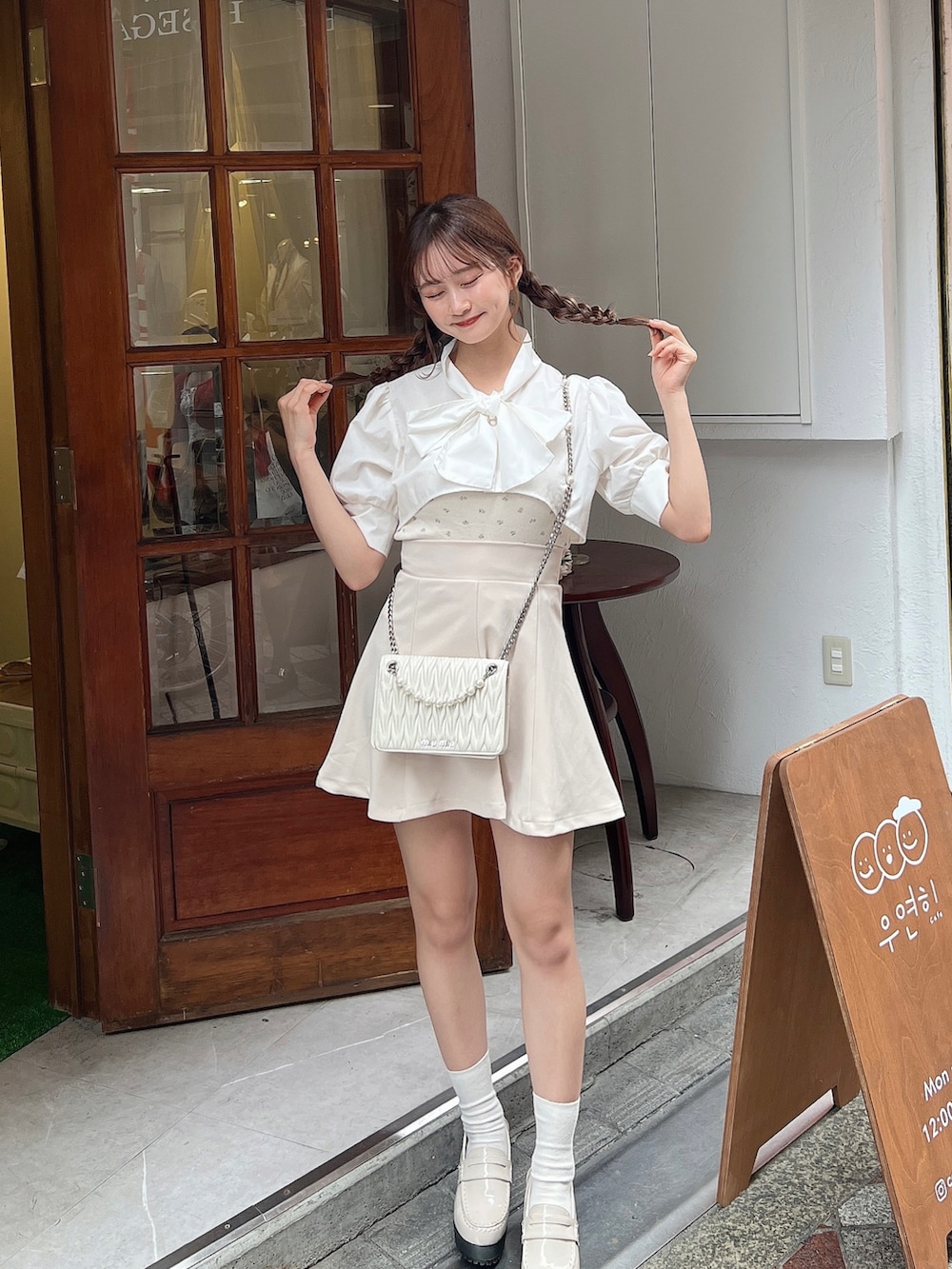 「ホワイトコーデ、春夏コーデ、ガーリー、今日のコーデ、夏」｜「apres jourのアイテム（シャツ/ブラウス、ホワイト系）」を使った、あかちゃす🍎あざとお洋服さん（レディース・153cm）の春コーディネートの2枚目の写真