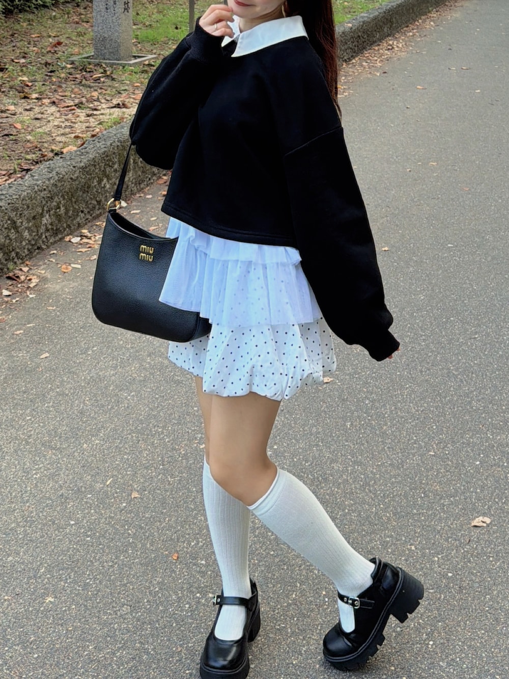 ブラック系のスウェットを着用したレディースの秋コーディネートの2枚目の写真