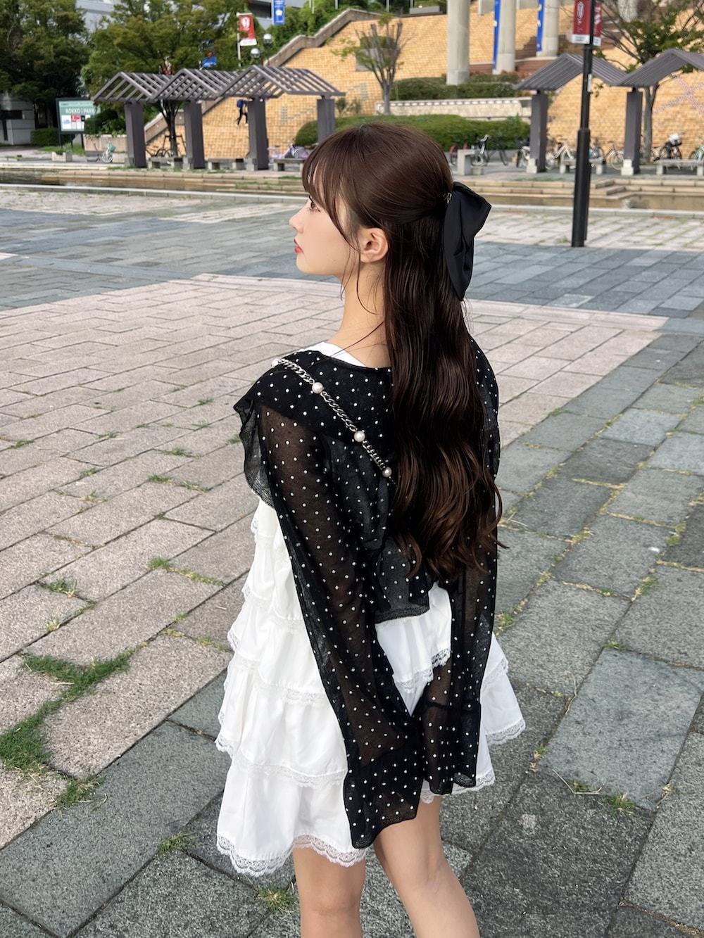 ブラック系のカーディガン/ボレロを着用したレディースの秋コーディネートの3枚目の写真